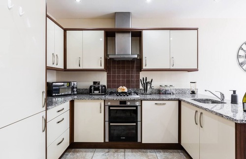 Preston House | Albert | 5 Bedrooms Sleeps 11 Parking Wi-Fi