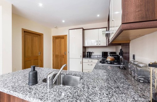 Preston House | Albert | 5 Bedrooms Sleeps 11 Parking Wi-Fi
