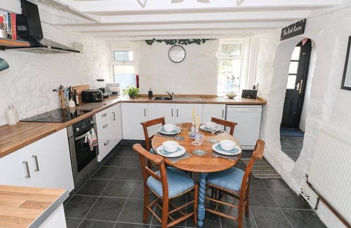 Brynamman House | ALBERT HOUSE, pet friendly, character holiday cottage in Brynamman