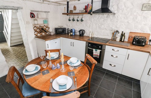Brynamman House | ALBERT HOUSE, pet friendly, character holiday cottage in Brynamman