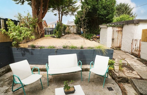 Brynamman House | ALBERT HOUSE, pet friendly, character holiday cottage in Brynamman