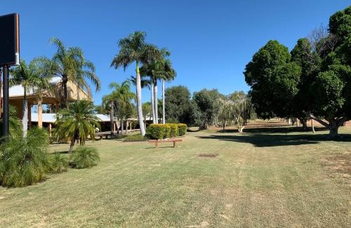 Longreach Hotel | Albert Park Motor Inn