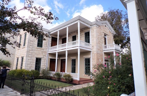 Fredericksburg House | Albertina - Historic, beautiful, 1889 Victorian overlooking Main with balcony!