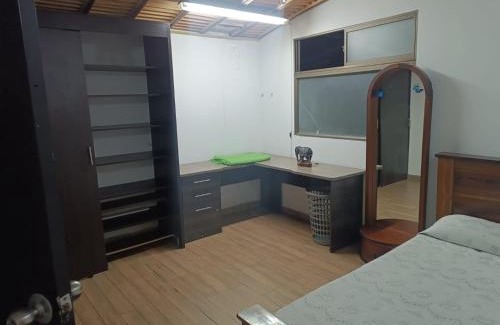 Envigado House | Alcoba amplia con cama doble