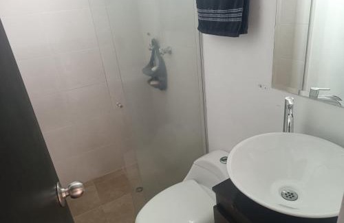 Envigado House | Alcoba amplia con cama doble