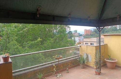Envigado House | Alcoba amplia con cama doble