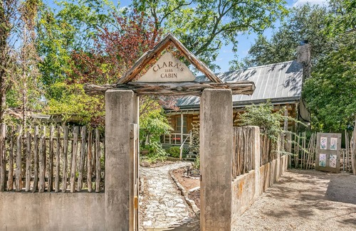 Fredericksburg Cabin | Alden Haus Clara's Cabin | 1886 Log Cabin | Walk to Main | Private Hot Tub