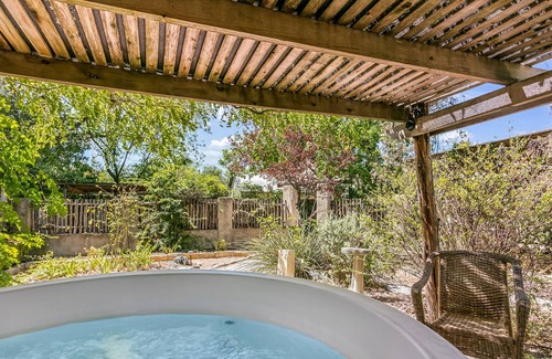 Fredericksburg Cabin | Alden Haus Clara's Cabin | 1886 Log Cabin | Walk to Main | Private Hot Tub