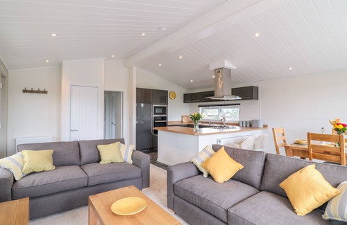 Teigngrace Cottage | ALDER LODGE, pet friendly, with pool in Newton Abbot