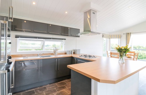 Teigngrace Cottage | ALDER LODGE, pet friendly, with pool in Newton Abbot