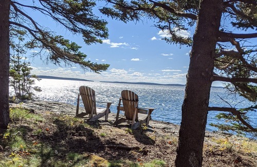 Bernard Apartment | Aldernest Loft - Acadia Park/Mount Desert Island -walk across lawn down to shore
