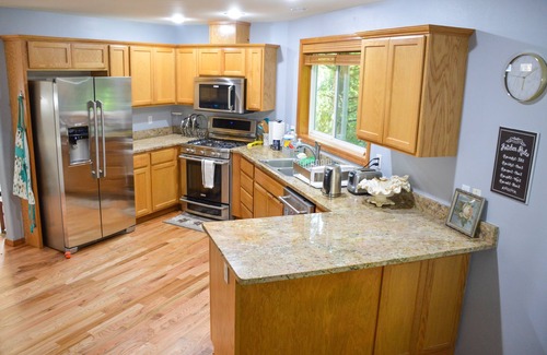Lynnwood House | Alderwood Retreat - Sleep up to 8 - Weekly and Monthly Rate Available - NEW AC