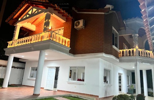 San Jeronimo Villa | Alegre villa de verano con piscina