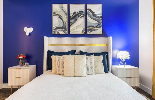Los Angeles Bed & Breakfast | Alex 2BD Haven in Hollywood!Free parking and pool!