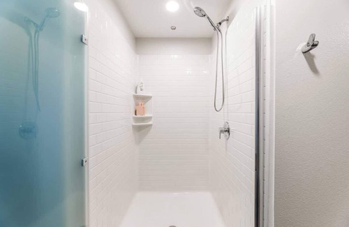 Los Angeles Bed & Breakfast | Alex 2BD Haven in Hollywood!Free parking and pool!