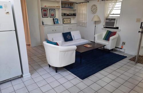 Union Pier Cottage | Alex Cottage- Ideal Retreat for Couples and Small Families