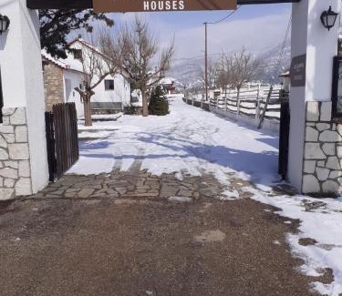Kato Pedina Ski Chalet | ALEXANDER HOUSES LIVADI ARACHOVAS