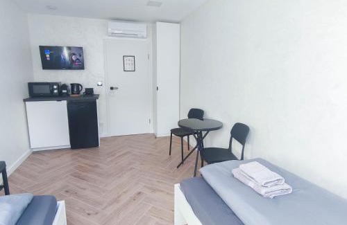 Stuttgart House | ALFA Stuttgart Doppelzimmer Teeküche Porsche Bosch l Gemeinschaftsbad WIFI SmartTV l Double room with kitchenette and shared bathroom BS21A8