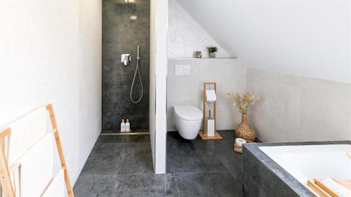 Stuttgart House | ALFA Stuttgart Doppelzimmer Teeküche Porsche Bosch l Gemeinschaftsbad WIFI SmartTV l Double room with kitchenette and shared bathroom BS21A8