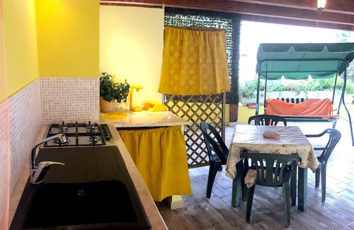 La Taulera Apartment | Alghero, Spiagge Bianca Maria Pia, beautiful veranda with outdoor kitchen