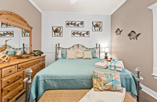 Summer Breeze House | Algun Dia - Plush Family-Friendly Home - A Block from Beach