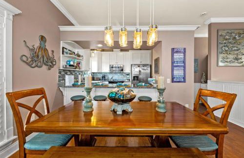 Summer Breeze House | Algun Dia - Plush Family-Friendly Home - A Block from Beach