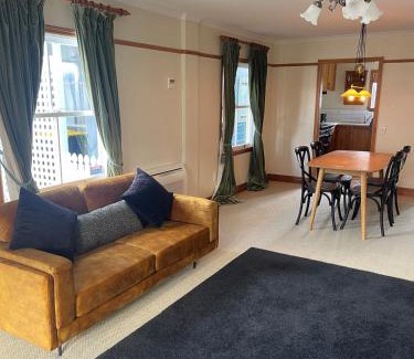 Nelson Apartment | Alice Cottage - South St Townhouse Treasure in the Heart of Nelson