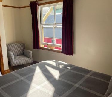 Nelson Apartment | Alice Cottage - South St Townhouse Treasure in the Heart of Nelson