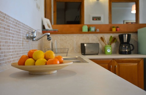 Papastavraiika Apartment | Alice House - Apartment with Yard