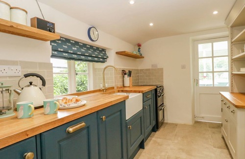 Bridport Cottage | ALICE'S COTTAGE, pet friendly, with a garden in Burton Bradstock