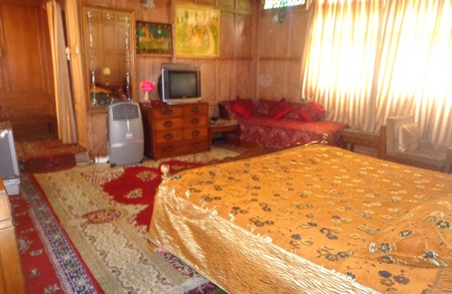 Dal Lake Boat Rental | Alif Laila Group of Houseboats
