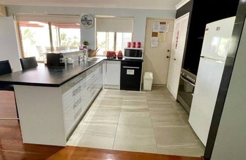 Eneabba House | AliMac's Beach Shack Leeman Just 200mts from the beach & boat ramp