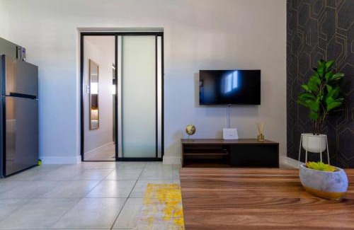 Greater Johannesburg Metropolitan Area Apartment | Alimama Spaces: Nonku's Greenlee Studio