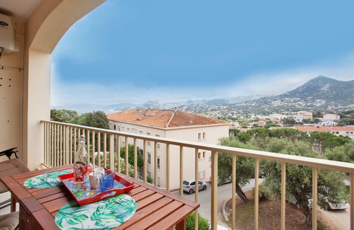 L'Ile-Rousse Apartment | Alivi - Appt climatisé avec vue mer et montagne