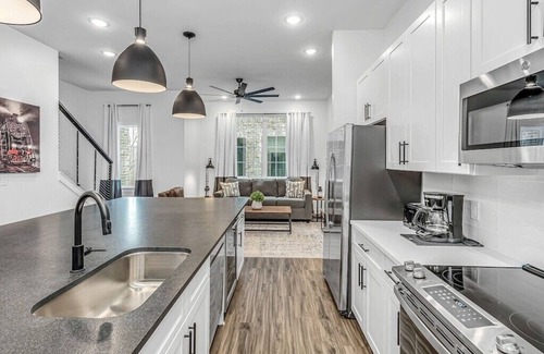 Cleveland Park House | ALL ABOARD! Highland & Sunshine Station| Sleeps 30
