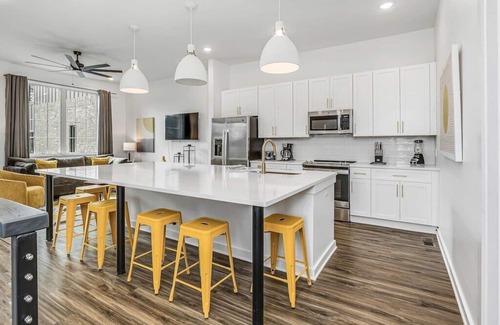 Cleveland Park House | ALL ABOARD! Highland & Sunshine Station| Sleeps 30
