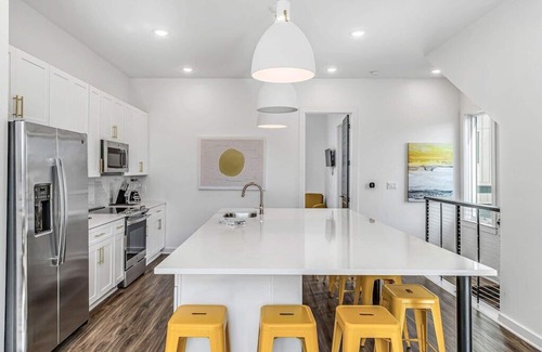 Cleveland Park House | ALL ABOARD! Highland & Sunshine Station| Sleeps 30