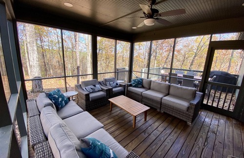 Tallassee House | All Decked Out | 3 Bed, 2 Bath