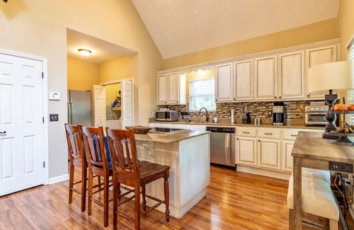Counce House | All Decked Out- Elegant Pickwick Lake Living, Sleeps 10
