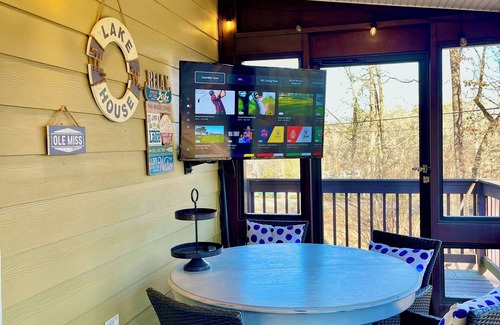 Counce House | All Decked Out- Elegant Pickwick Lake Living, Sleeps 10