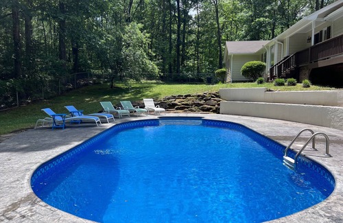 Cliftondale House | ALL DECKED OUT Secluded Spacious home with POOL Close to the city !