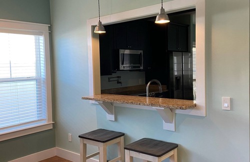 Riviera Beach House | All dogs OK, infant/kid friendly, golf cart incl, 0.5 mi to beach