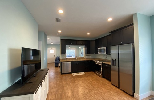 Riviera Beach House | All dogs OK, infant/kid friendly, golf cart incl, 0.5 mi to beach