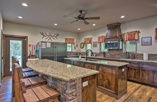 Kingston House | All-Encompassing Family Retreat Near Lake Texoma!