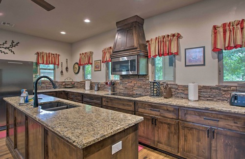 Kingston House | All-Encompassing Family Retreat Near Lake Texoma!