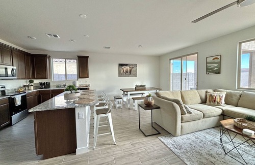 Entrada Del Oro House | All Fore! The Views! Putting Green! King Bed!
