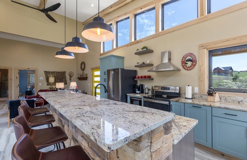 Rogers House | All Four Seasons RRG | King Beds | Hot Tub | Fire Pit