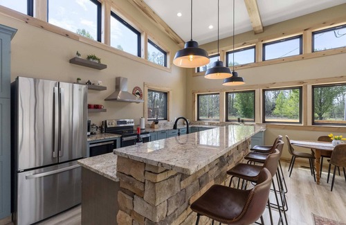 Rogers House | All Four Seasons RRG | King Beds | Hot Tub | Fire Pit
