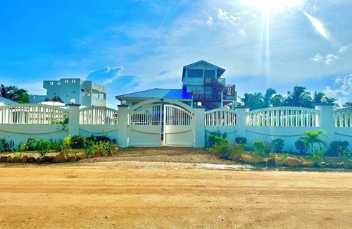 Sittee River Villa | All-inclusive Oceanfront Villa: 7 bedrooms-7 bathrooms-sleeps 16+!