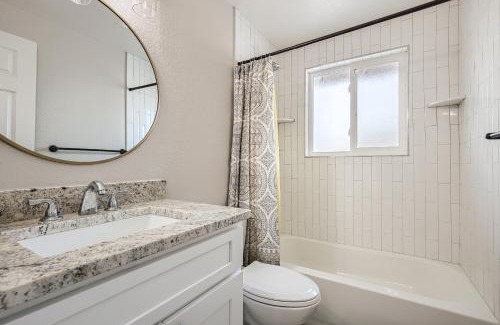 Dupont House | ALL King beds, Firepit, Hot tub, Near Down Town, Games Room